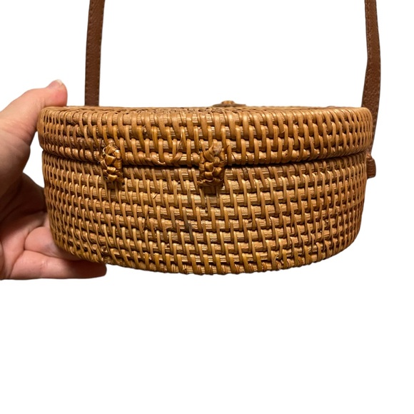 - Round Rattan Wicker Boho Cross Body Purse - Picture 3 of 6